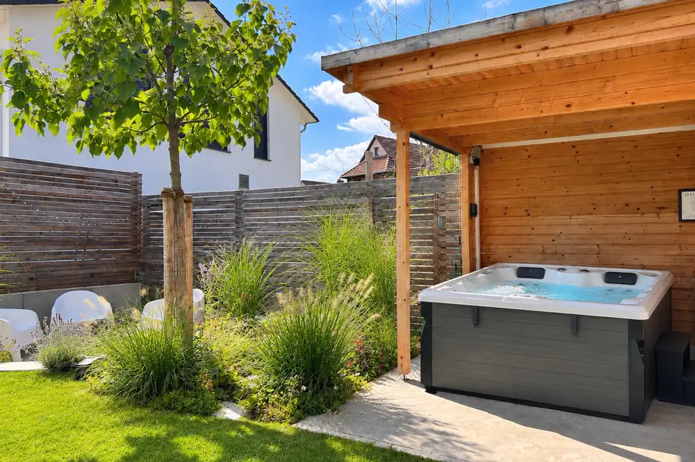 Whirlpool unter Holzpergola im Garten der WolkenGuckerei