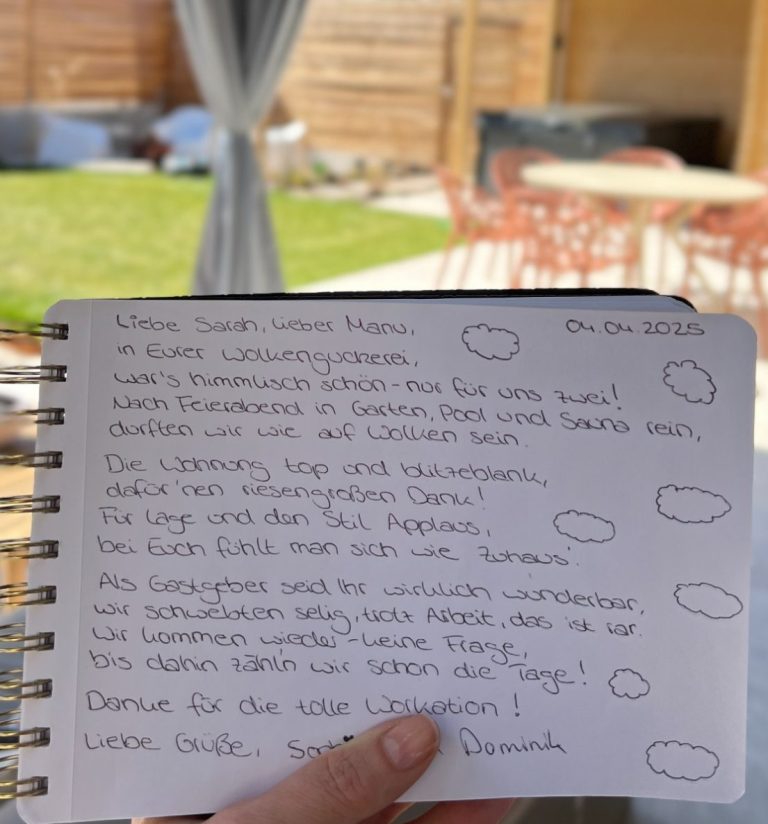 Moderne Wohnküche mit dekorativen Pflanzen und stilvollen Möbeln.