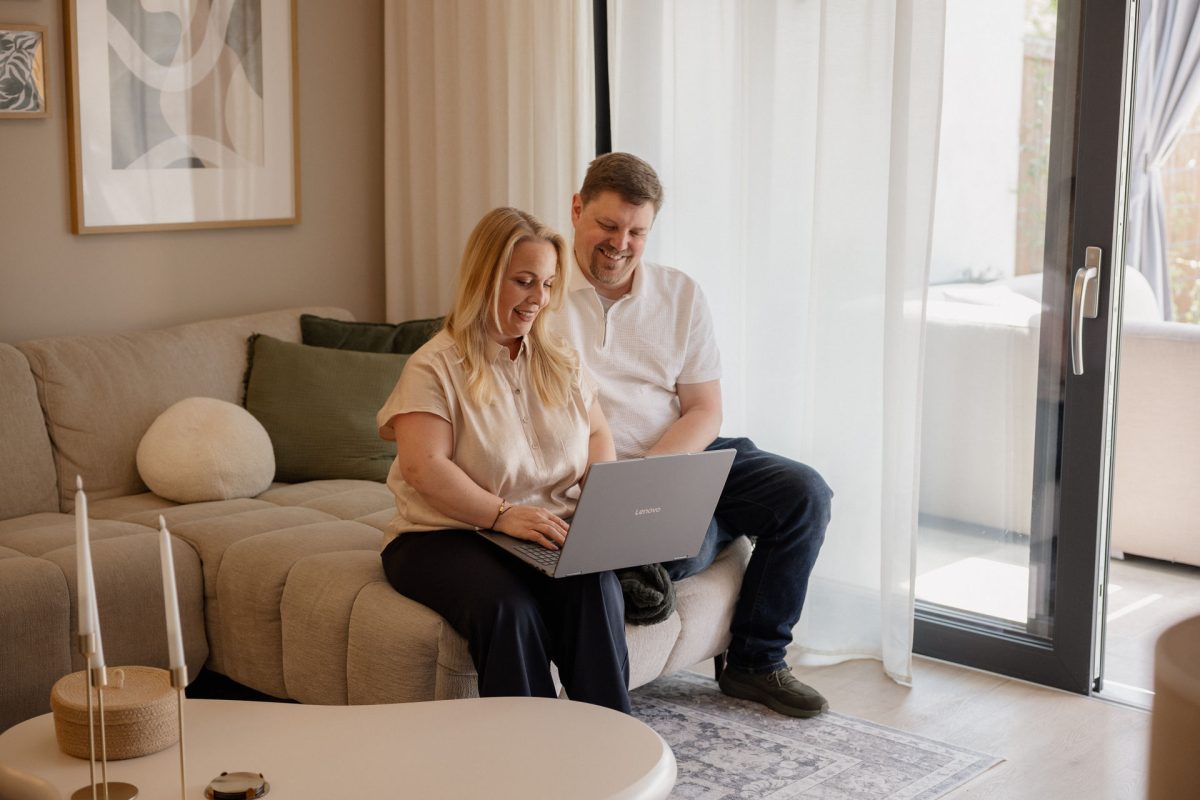Sarah und Manuel von &oh auf dem Sofa mit Laptop
